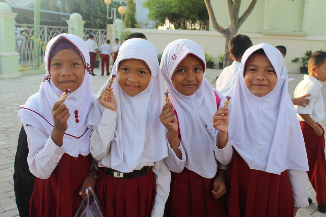 Hari Pertama Sekolah, Guru SD Juara Pekanbaru Sambut Siswa
